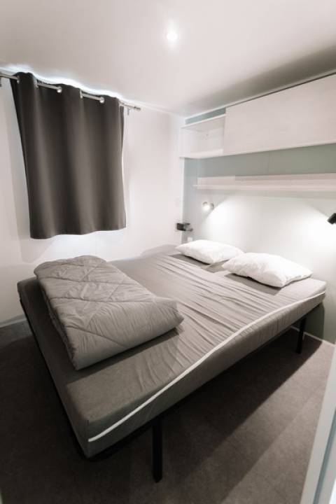 Chambre parentale du mobil home d'occasion IRM Super Mercure Riviera 2019 2 chambres sur parcelle en