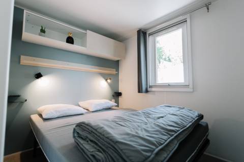 Chambre parentale du mobil home d'occasion IRM Super Titania 2019 3 chambres installé en camp