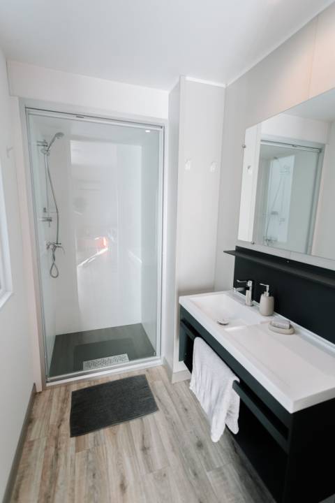 Salle d'eau du mobil home d'occasion 2 chambres O'HARA 804 2019 en camping 4*