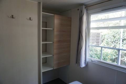 Penderie de la chambre parentale du mobil home d'occasion 3 chambres O'HARA 784 installé en c
