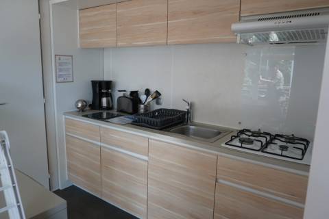 Cuisine du mobil home d'occasion 3 chambres O'HARA 884 sur parcelle en camping