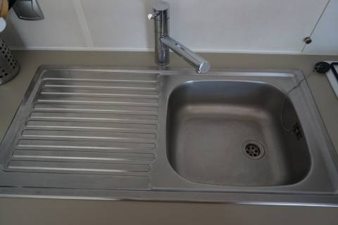 Evier inox du mobil home d'occasion 2 chambres IRM Super Mercure Access sur parcelle en camping