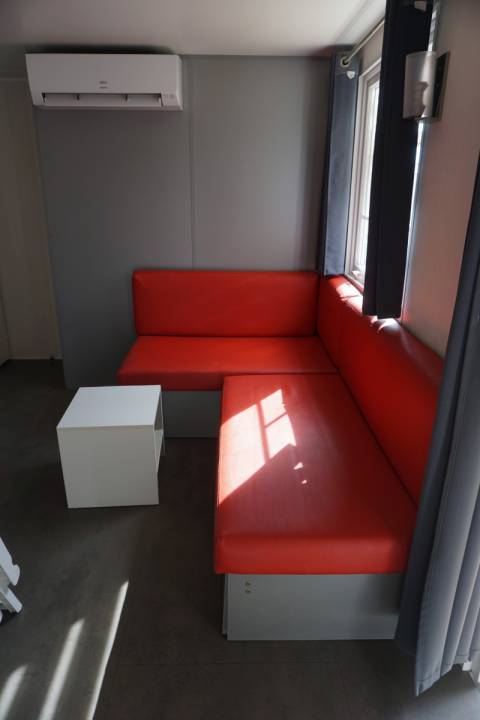 Salon du mobil home d'occasion 3 chambres O'HARA 884 sur parcelle en camping