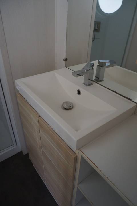 Meuble vasque de la salle d'eau du mobil home d'occasion 3 chambres O'HARA 784
