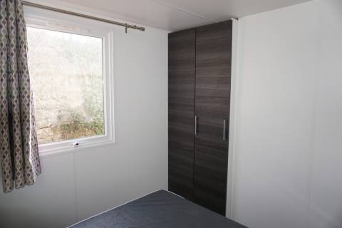 Dressing de la chambre parentale du mobil home d'occasion 2 chambres IRM ELEGANZIA 2018