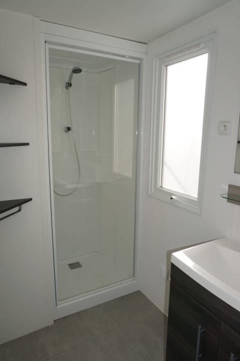 Salle d'eau du mobil home d'occasion 2 chambres IRM ELEGANZIA 2018