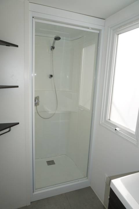 Salle d'eau du mobil home d'occasion 2 chambres IRM ELEGANZIA 2018