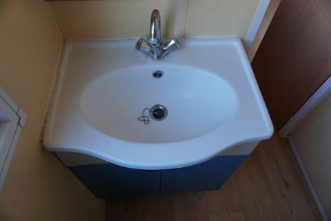 Meuble vasque du mobil home d'occasion 2 chambres IRM SUPER TITANIA 2003
