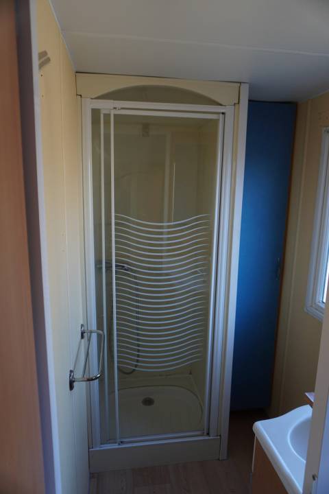 Cabine de douche du mobil home d'occasion 2 chambres IRM SUPER TITANIA 2003