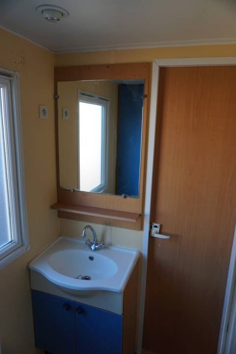 Meuble vasque du mobil home d'occasion 2 chambres IRM SUPER TITANIA 2003