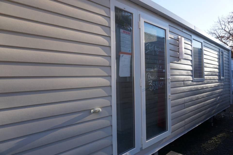 Façade avant du mobil home neuf 2 chambres IRM Azalée 2021