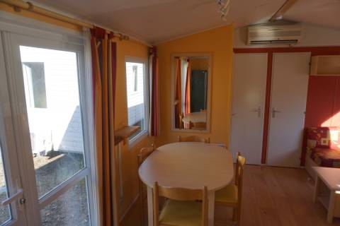 Salle à manger du mobil home occasion 3ch IRM Super Octalia 2006