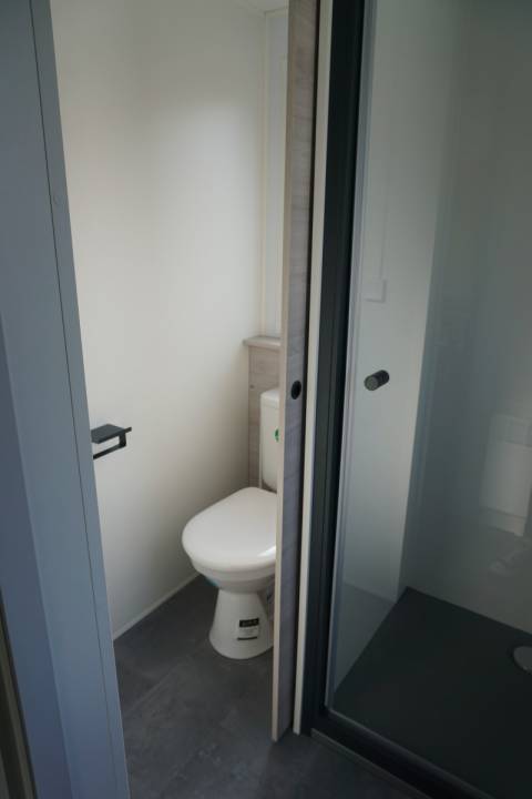 Toilette salle d'eau indépendante du mobil home neuf 2 chambres TRIGANO Evo 35 2022