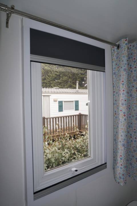 fenêtre avec store occultant du mobil home d’occasion 2ch irm riviera suite 2016