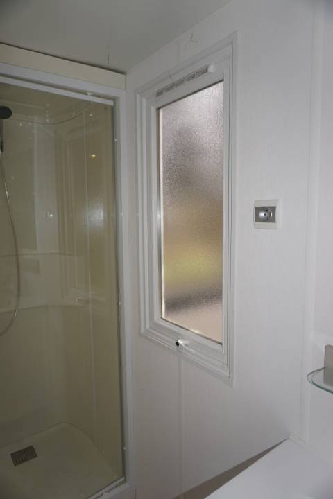 fenêtre douche du mobil home d’occasion 2ch irm riviera suite 2016
