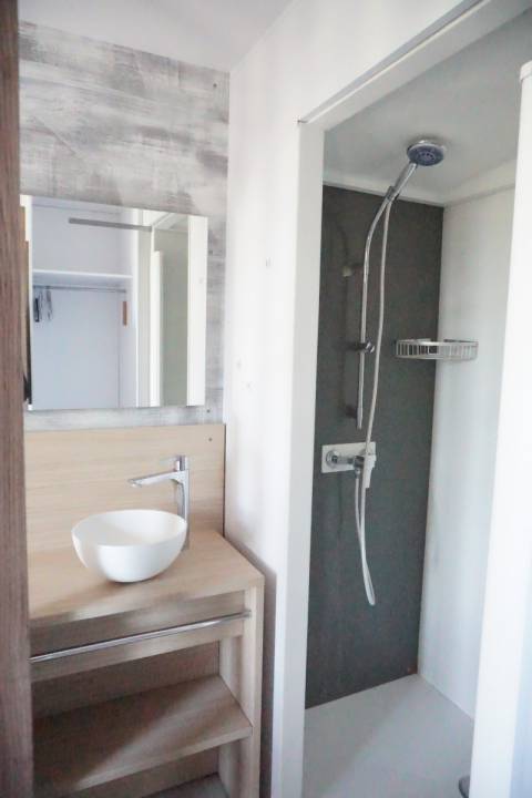 Salle d'eau chambre parentale du mobil home d'occasion LOUISIANE TAOS F5 2018