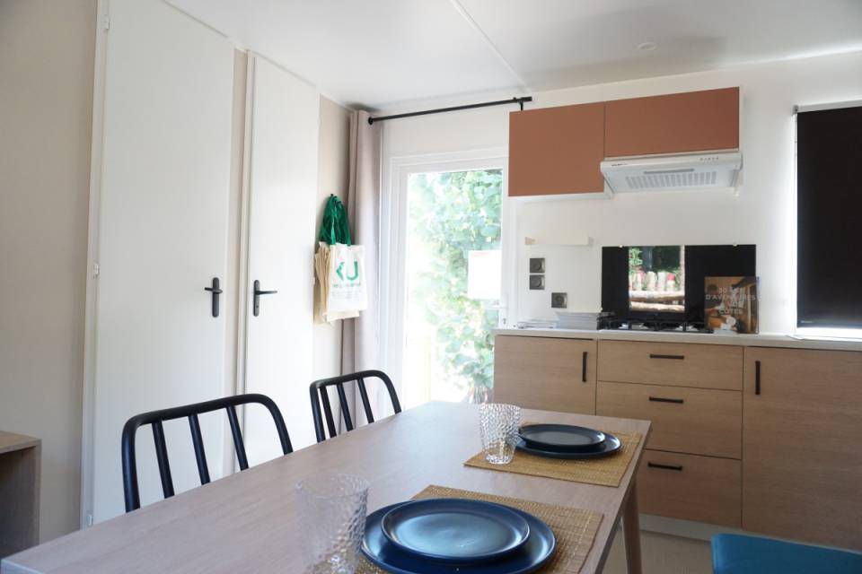 Pièce à vivre du mobil home neuf IRM Super Mercure 2022 sur parcelle en camping