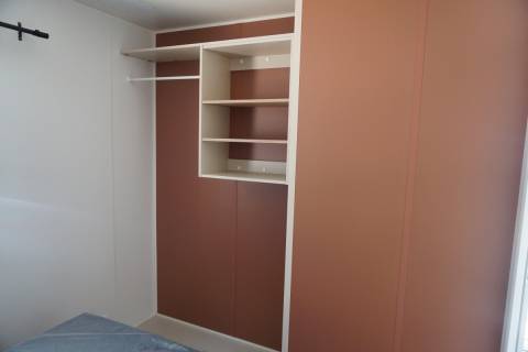 Dressing chambre parentale du mobil home neuf IRM Super Mercure 2022 sur parcelle en camping