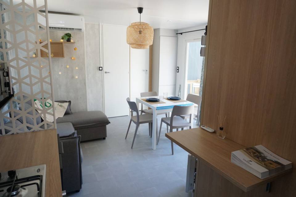 Pièce à vivre du mobil home neuf sur parcelle : LOUISIANE Savanah 2021 2 chambres