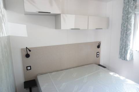 Chambre parentale du mobil home neuf sur parcelle : LOUISIANE Savanah 2021 2 chambres
