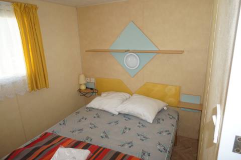 Chambre parentale du mobil home d'occasion IRM Pluton 1999