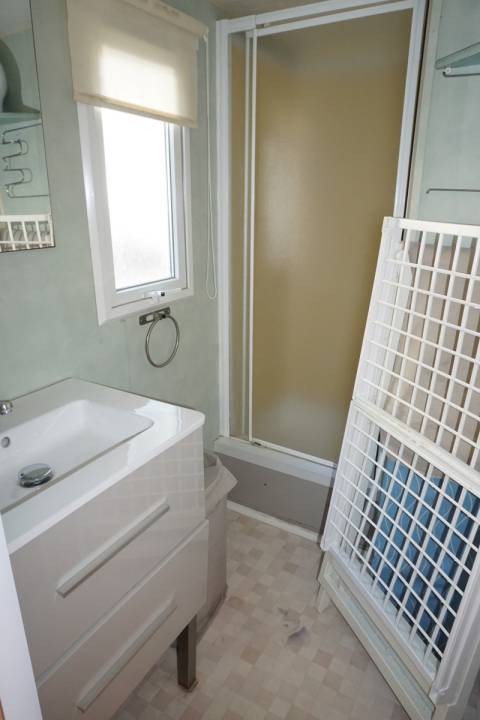Salle de bain du mobil home d'occasion IRM Pluton 1999