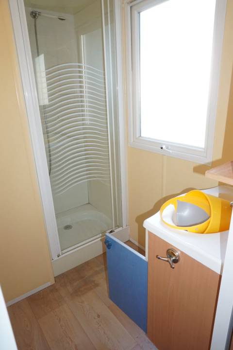 Salle d'eau du mobil home d'occasion 2 chambres IRM Super Mercure