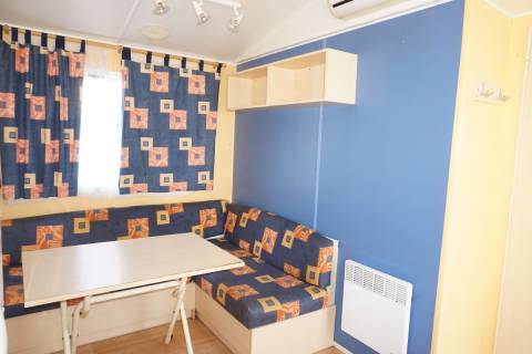 Pièce à vivre du mobil home d'occasion 2 chambres IRM Super Venus 2005