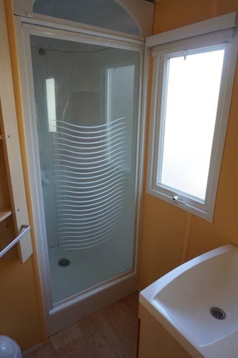 Salle d'eau du mobil home d'occasion 2 chambres IRM Super Venus 2005