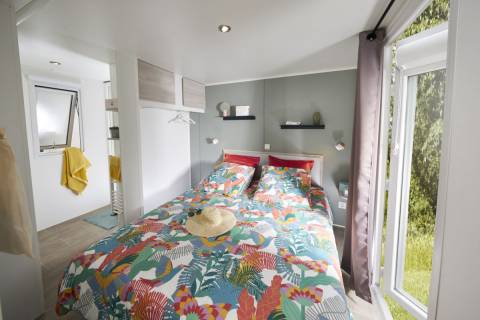 Chambre parentale du mobil home neuf TRIGANO Evo 35 2021 2 chambres et 2 salles d'eau