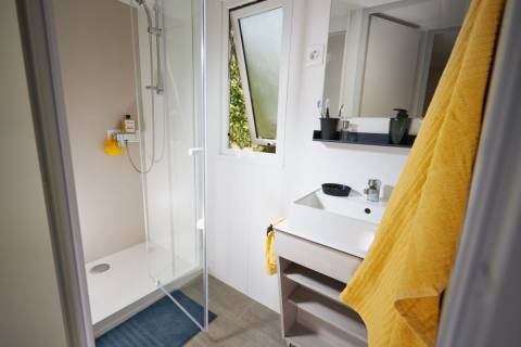 Salle d'eau du mobil home neuf TRIGANO Evo 35 2021 2 chambres et 2 salles d'eau