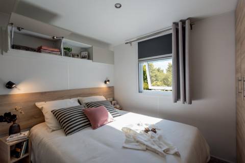 Chambre parentale du mobil home 3 chambres IRM Violette