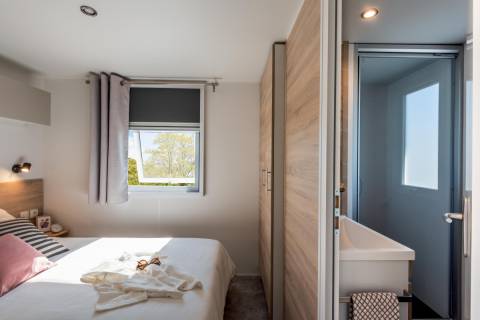 Chambre parentale du mobil home 3 chambres IRM Violette