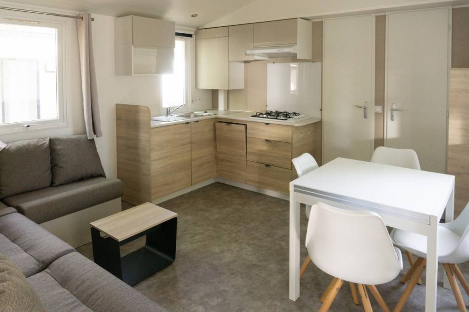 Pièce à vivre du mobil home neuf 2 chambres IRM Azalée