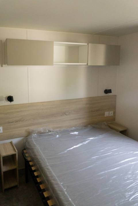Chambre parentale du mobil home neuf 2 chambres IRM Azalée