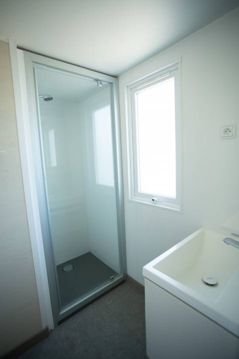 Salle d'eau du mobil home occasion 3 chambres IRM Super Titania 3