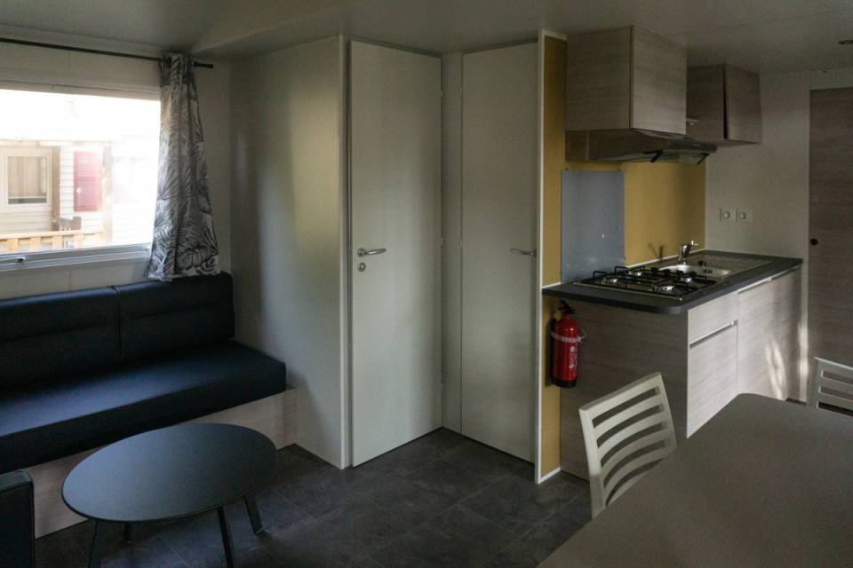 Pièce à vivre du mobil home neuf 2 chambres TRIGANO Evo 29 sur parcelle en camping