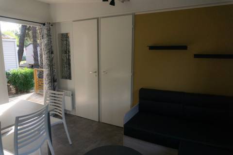 Pièce à vivre du mobil home neuf 2 chambres TRIGANO Evo 33 sur sa parcelle en camping