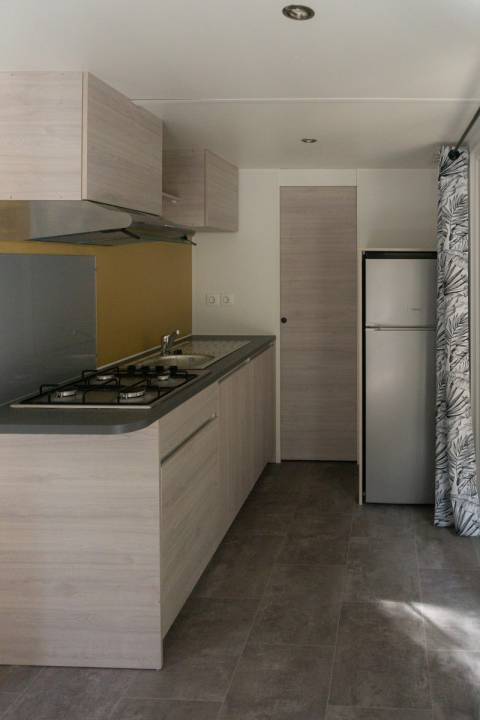 Cuisine du mobil home neuf 2 chambres TRIGANO Evo 33