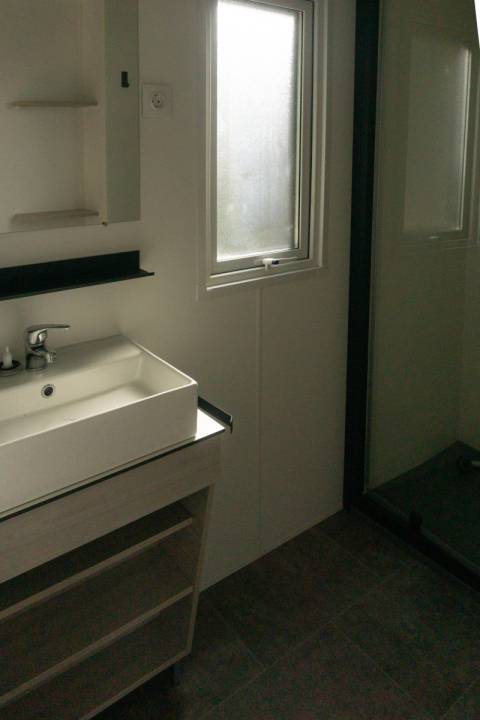 Salle d'eau du mobil home neuf 2 chambres TRIGANO Evo 33