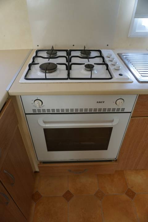 Plaque de cuisson et four du mobil home occasion 2 chambres IRM Super Mercure Provence 2001