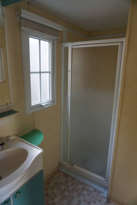 Salle de bain du mobil home occasion 2 chambres IRM Super Mercure Provence 2001