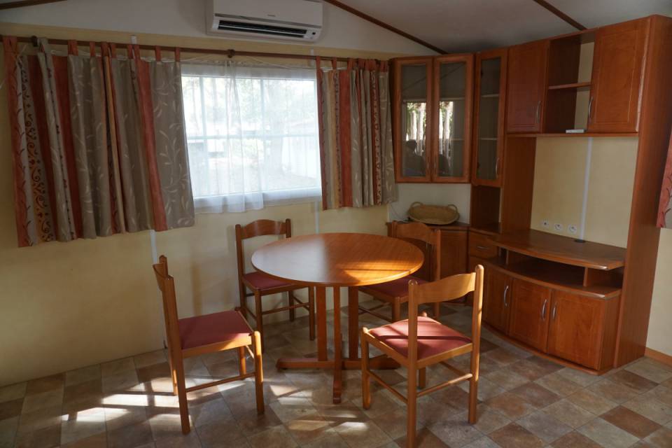 Salle à manger du mobil home panoramique occasion 2 chambres IRM Saphir 2002