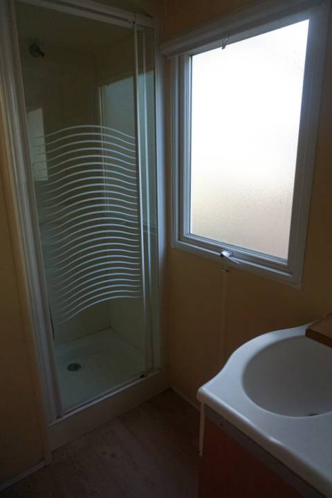 Salle de bain du mobil home occasion 2 chambres IRM Super Mercure Provence 2003