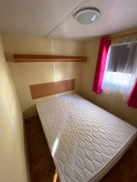 Chambre parentale du mobil home occasion 2 chambres IRM Super Mercure 2002