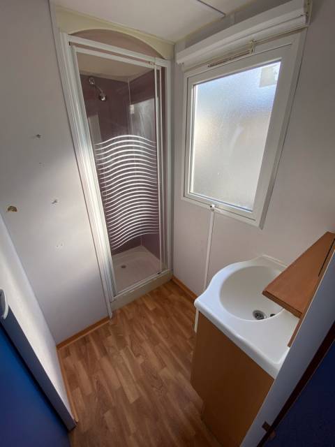 Salle de bain du mobil home occasion 2 chambres IRM Super Mercure 2002