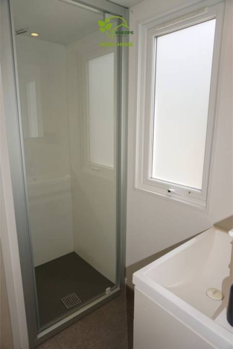 Salle d'eau du mobil home occasion IRM Super Mercure Riviera de 2020 2 chambres en camping