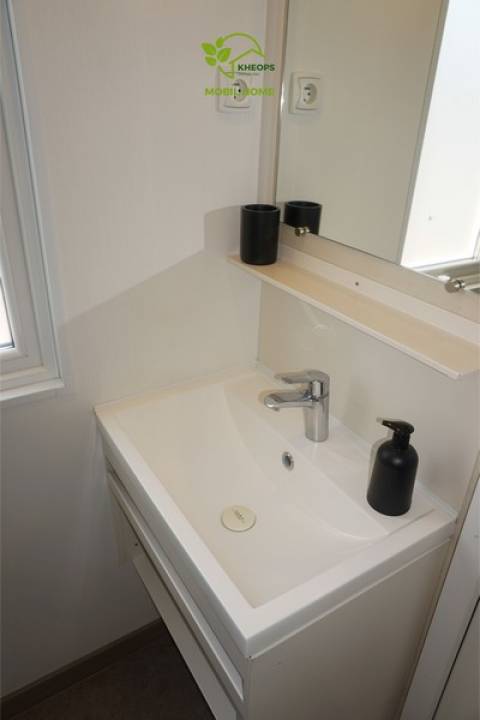 Meuble vasque simple du mobil home occasion IRM Super Mercure Riviera de 2020 2 chambres en camping