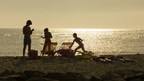 Plage de rochelonge proche du camping Le Littoral en bord de mer.