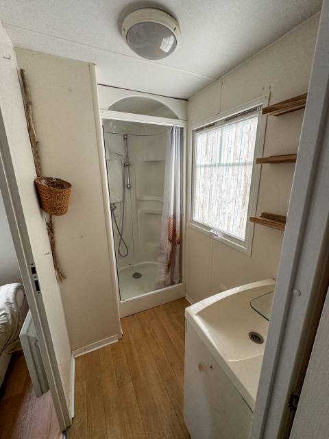 salle d'eau du mobil home IRM Saphir Panoramique 2006 2 chambres